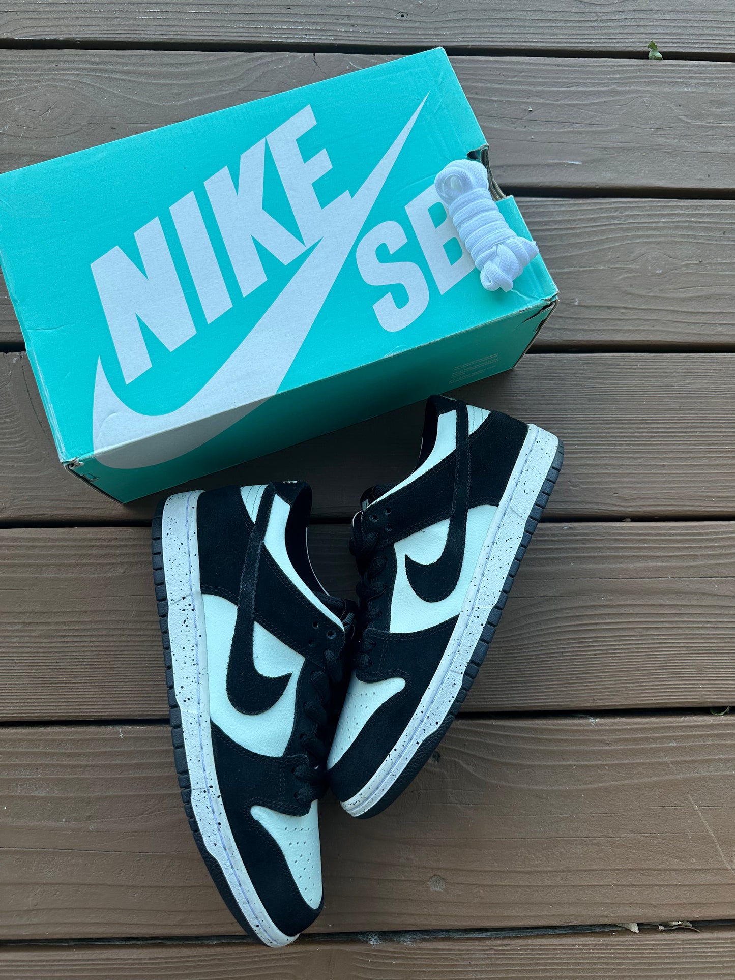 Size 9.5 - Nike SB Zoom Dunk Low Pro Barely Green