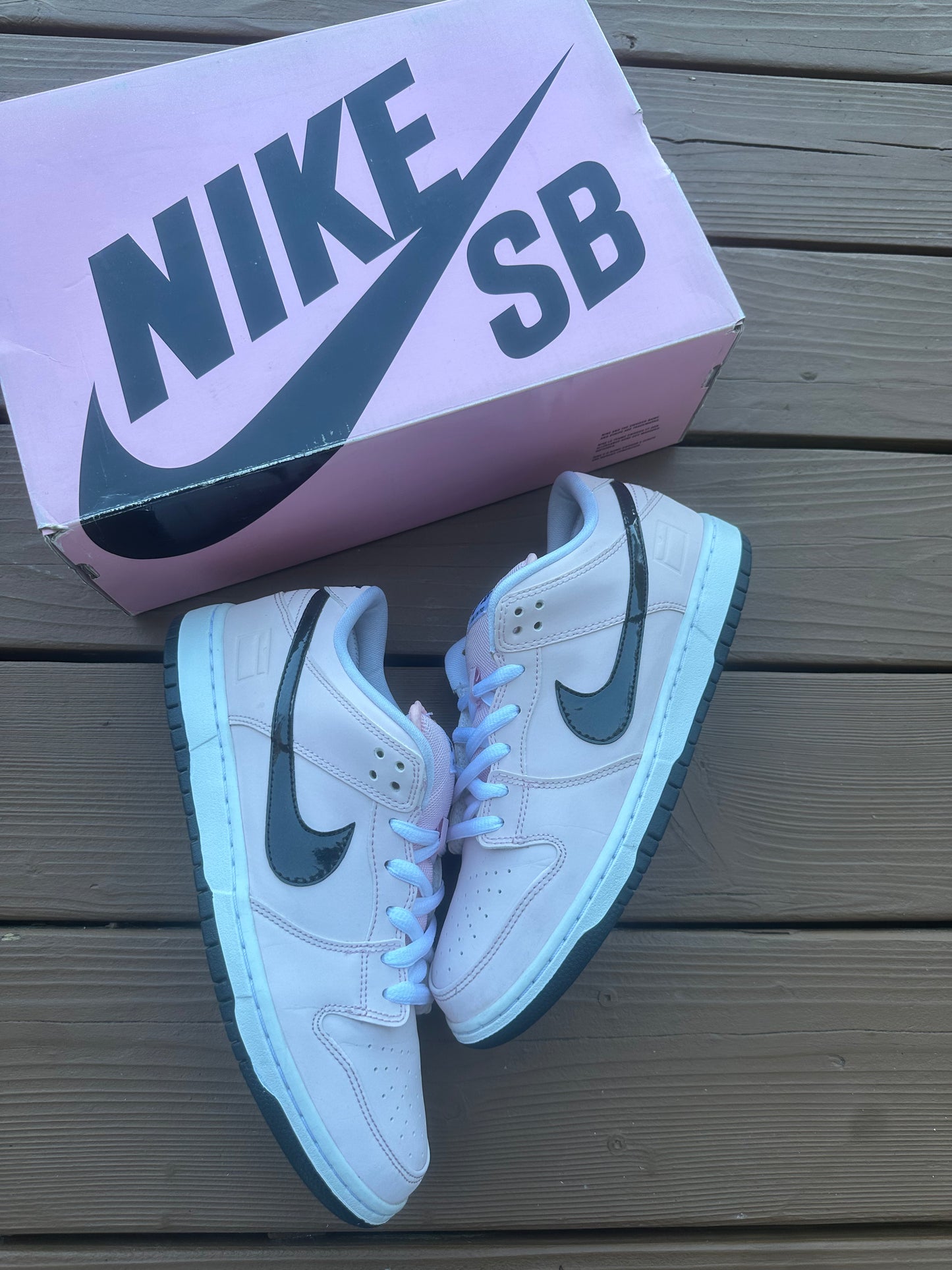 Size 9.5 - Nike Dunk Low Elite SB Pink Box