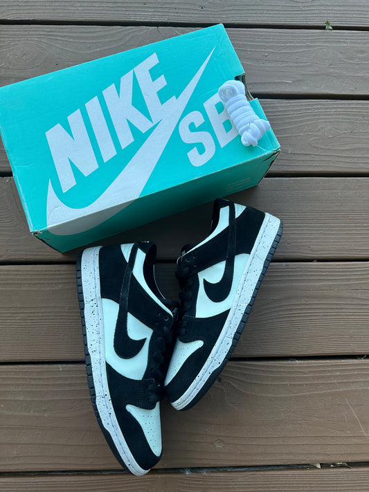 Size 9.5 - Nike SB Zoom Dunk Low Pro Barely Green