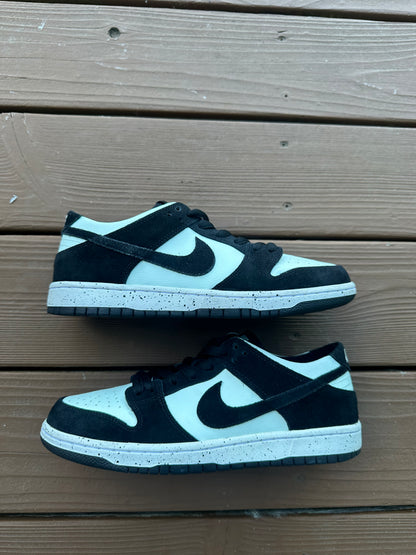 Size 9.5 - Nike SB Zoom Dunk Low Pro Barely Green