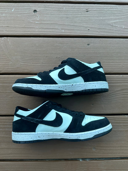 Size 9.5 - Nike SB Zoom Dunk Low Pro Barely Green