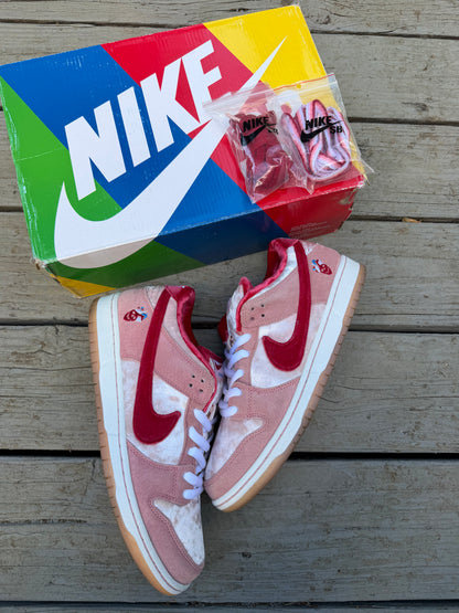 Size 10 - StrangeLove x Dunk Low SB Valentine's Day