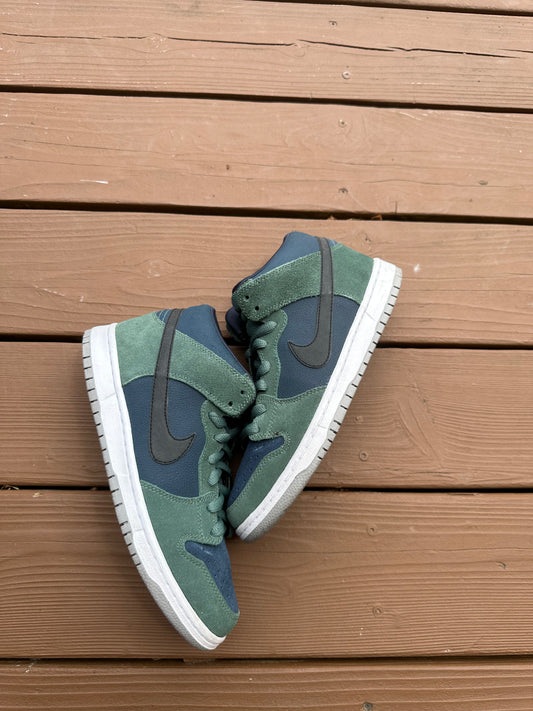 Size 8 - Nike Dunk Mid Pro SB Nori